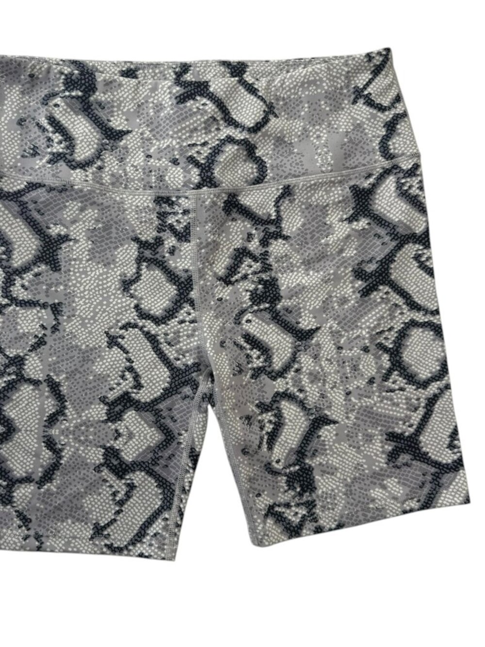 VARLEY Athletic Bike Shorts. Size Women's Large. Gray Snakeskin Pattern
